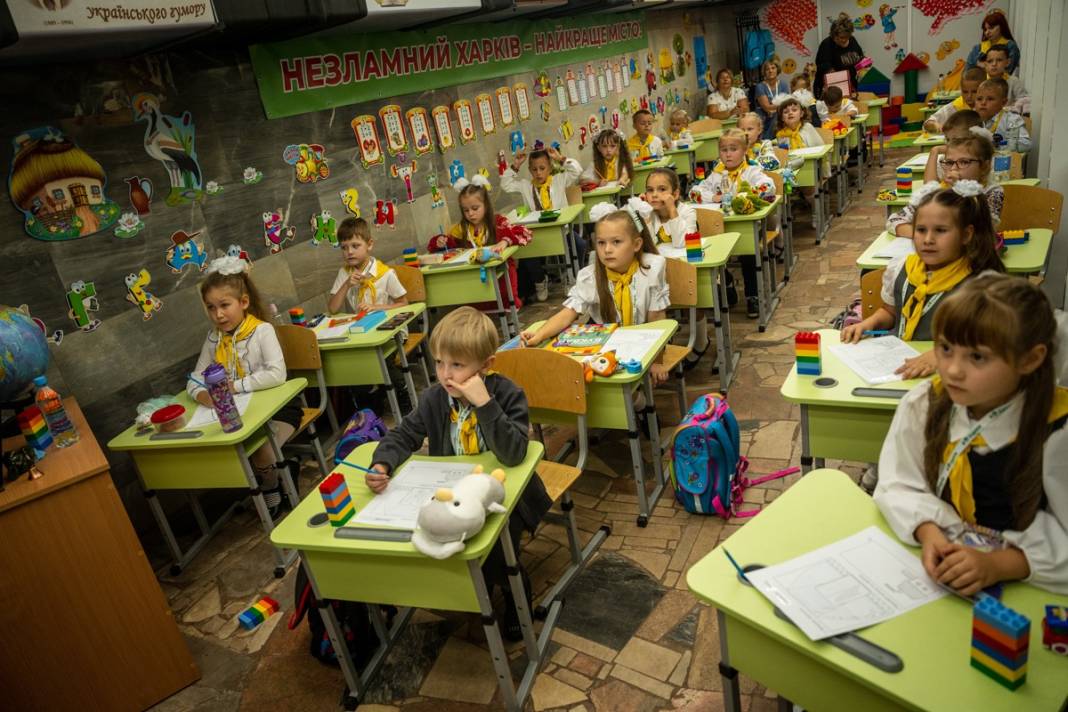 Füze saldırılarının gölgesinde yeni eğitim yılı: Ukrayna'da ilk ders zili metroda çaldı 14